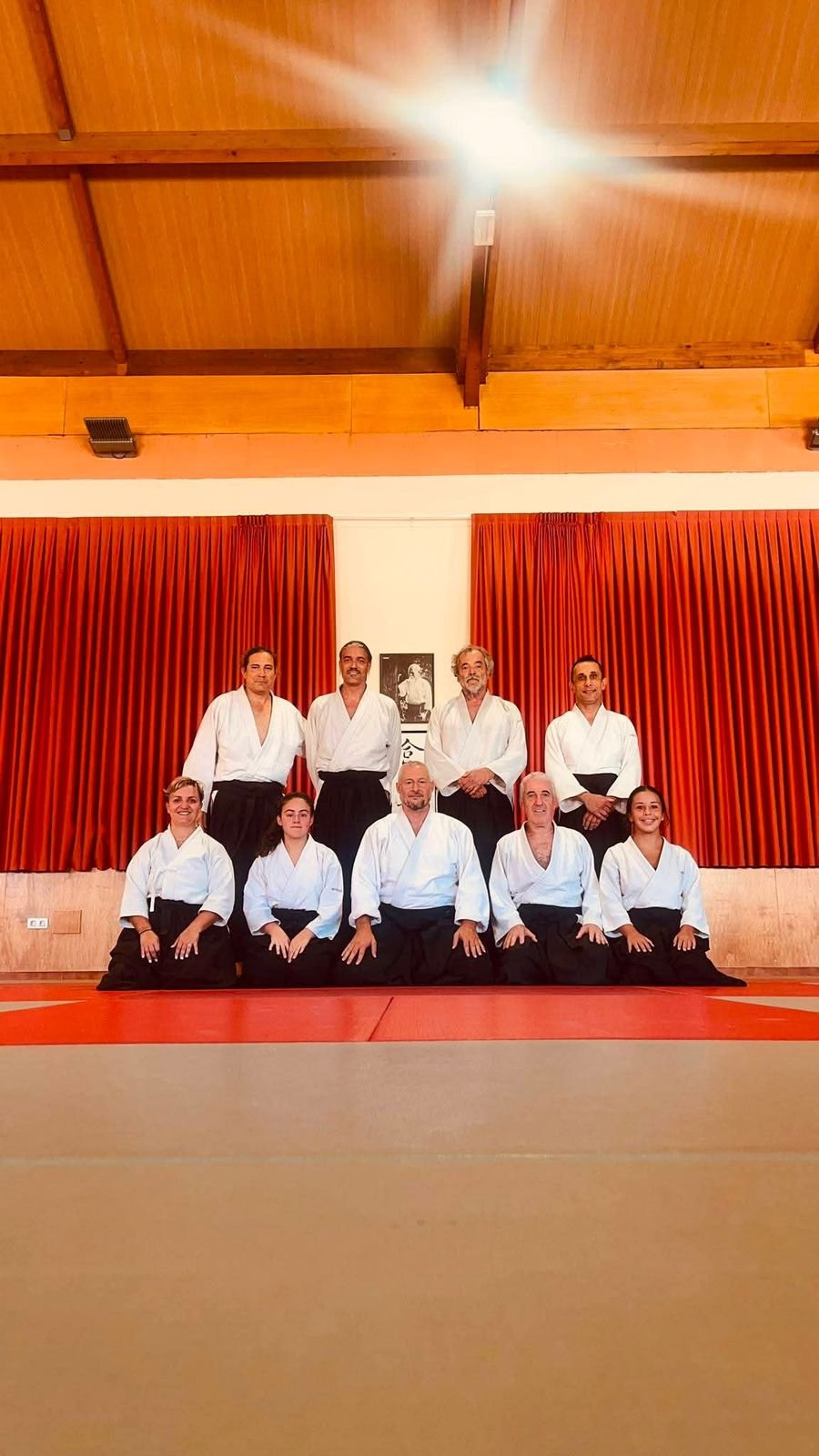 Foto de grupo de los alumnos adultos en el dojo