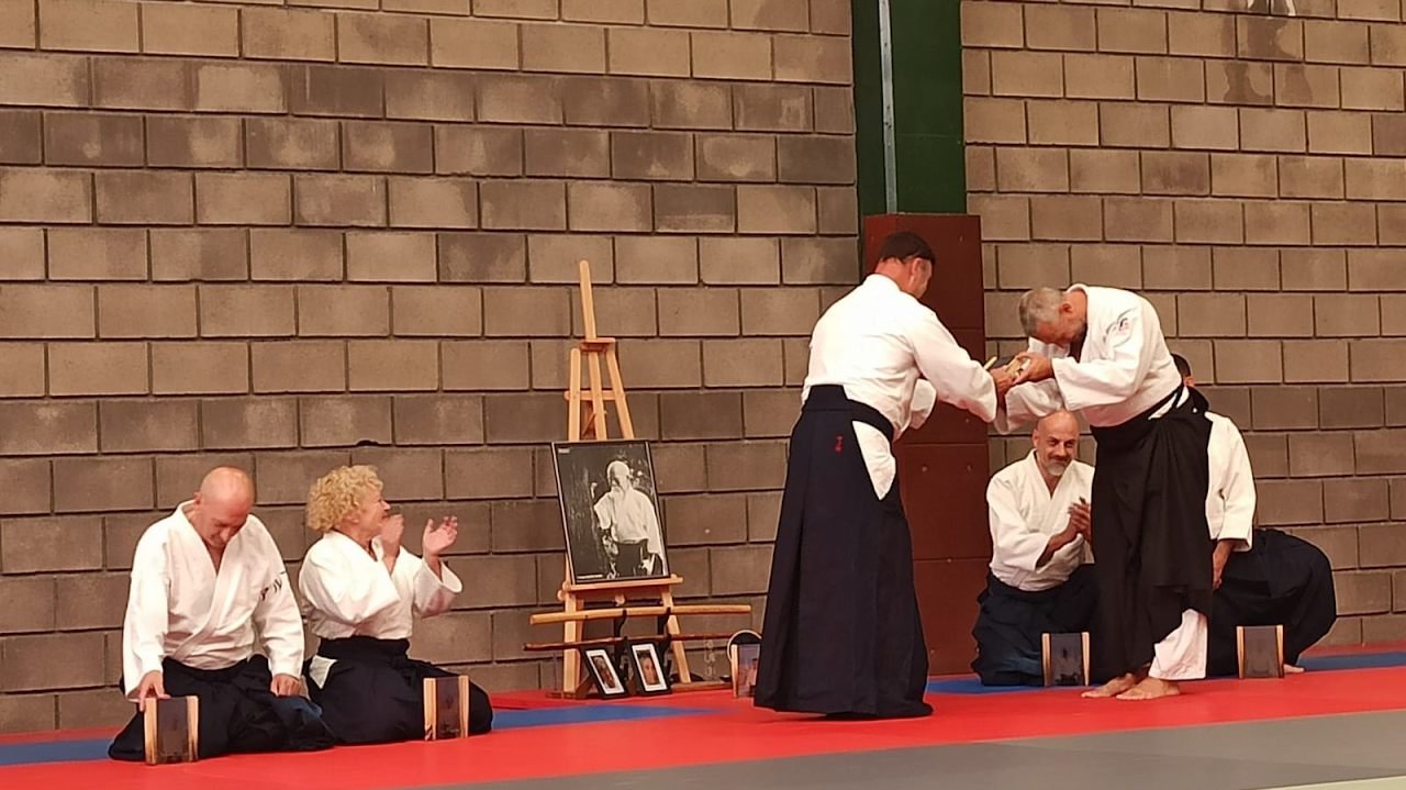 Ceremonia de graduación de grado durante un seminario de Kaika Dojo