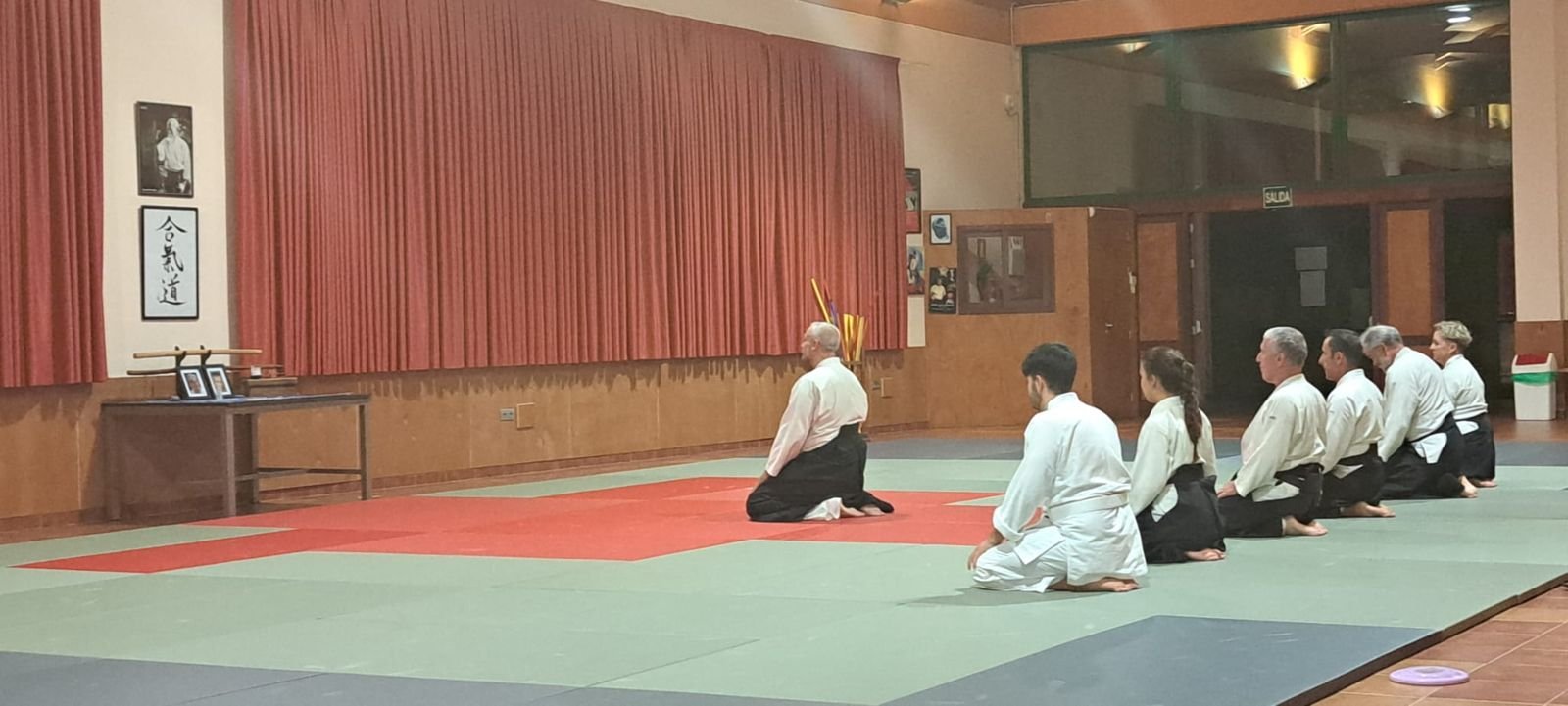 Alumnos adultos de Kaika Dojo en seiza saludando al inicio de la clase