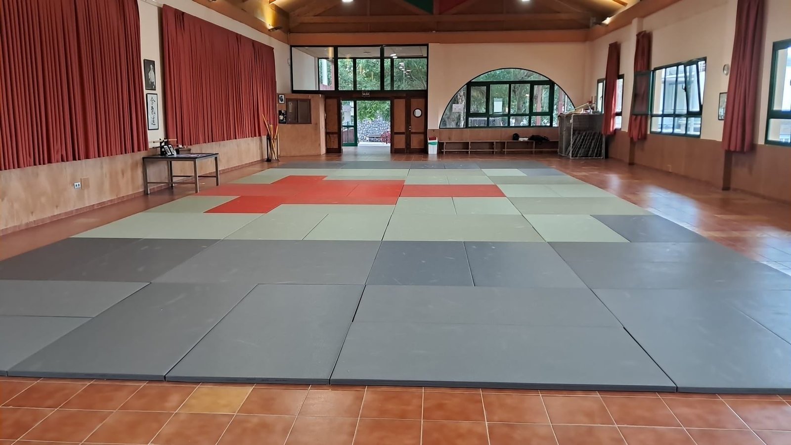Sala de entrenamiento (tatami) de Kaika Dojo en el Centro Sociocultural Fuente del Lomo