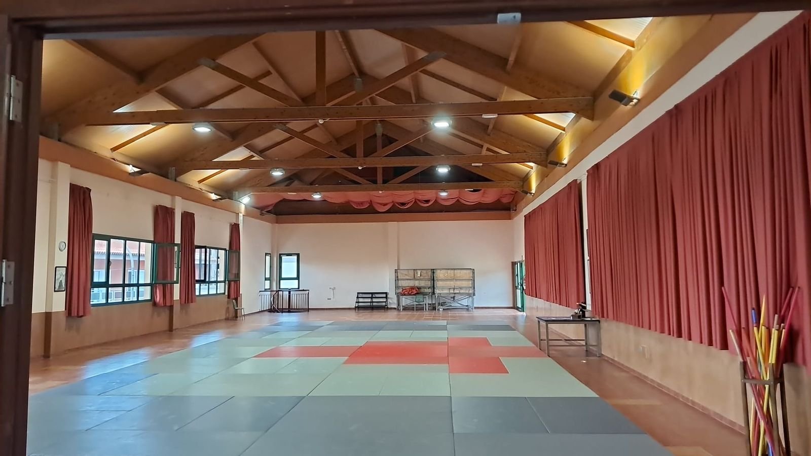 Sala de tatami con techo de madera en el Centro Sociocultural Fuente del Lomo