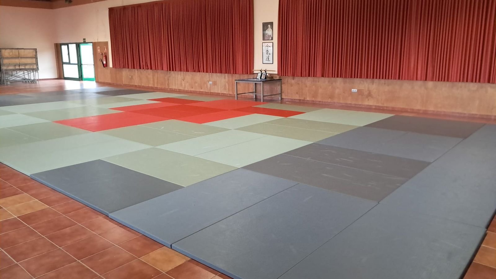 Tatami y kamiza de Kaika Dojo con la caligrafía de Aikido