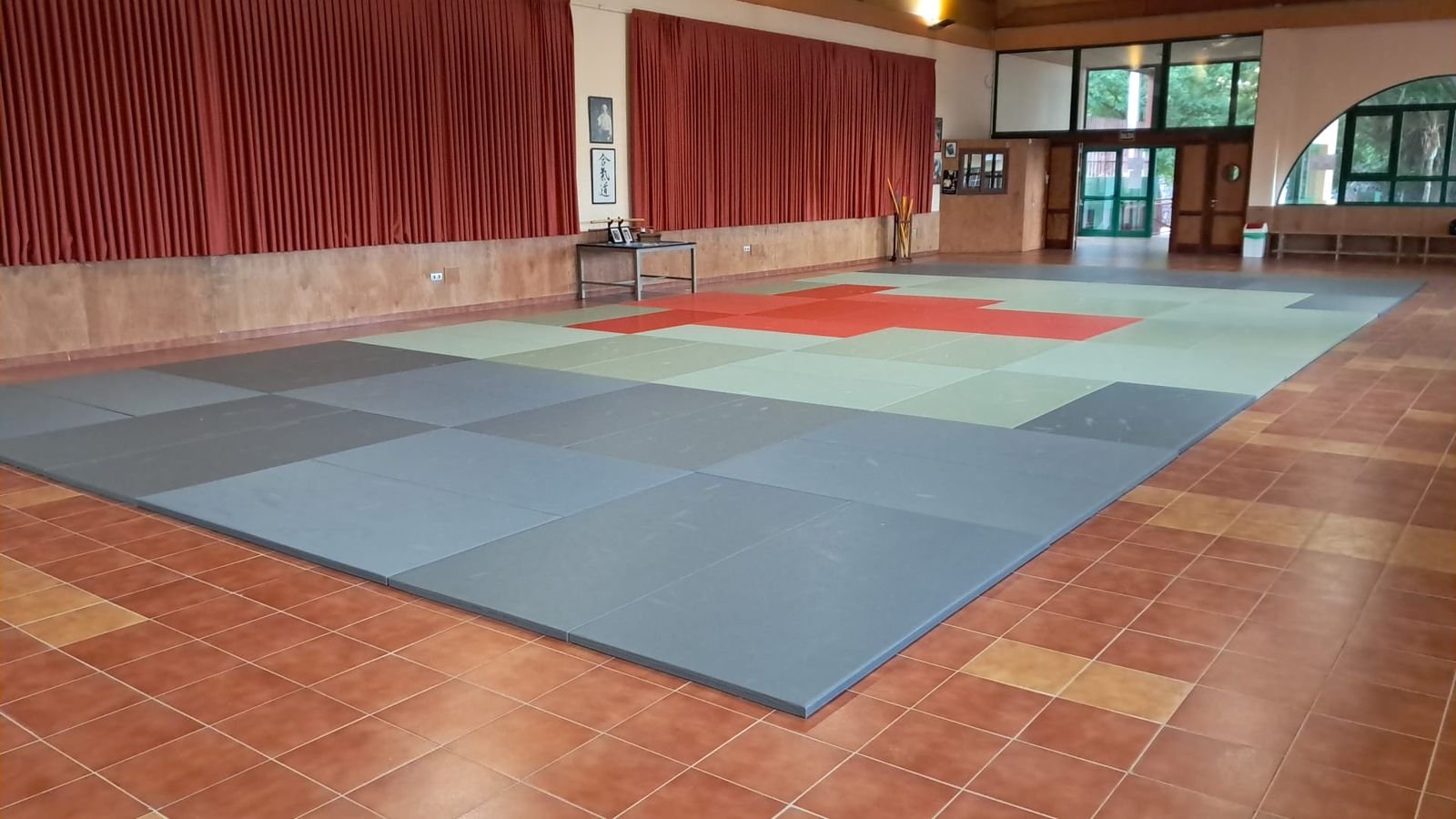 Vista lateral del tatami de Kaika Dojo