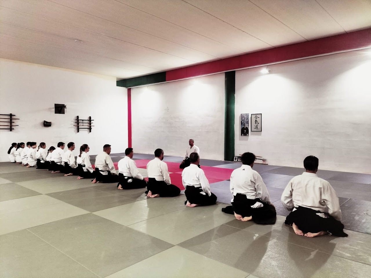 Alumnos de Kaika Dojo en fila antes de comenzar la clase