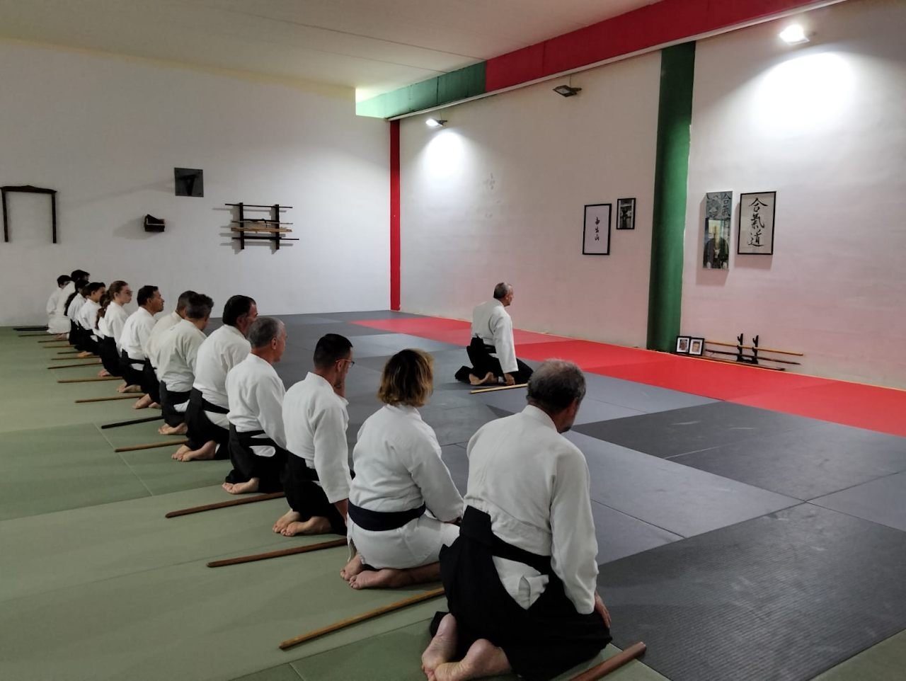 Fila de alumnos en seiza con jo antes de una clase formal