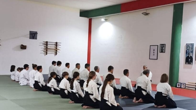 Grupo de aikidokas en posición de seiza durante el seminario internacional