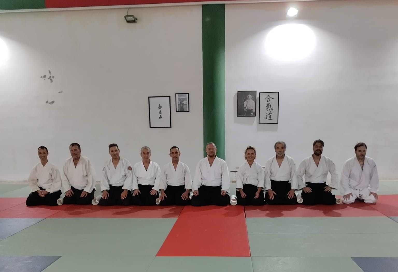Grupo en seiza frente a la caligrafía de Aikido