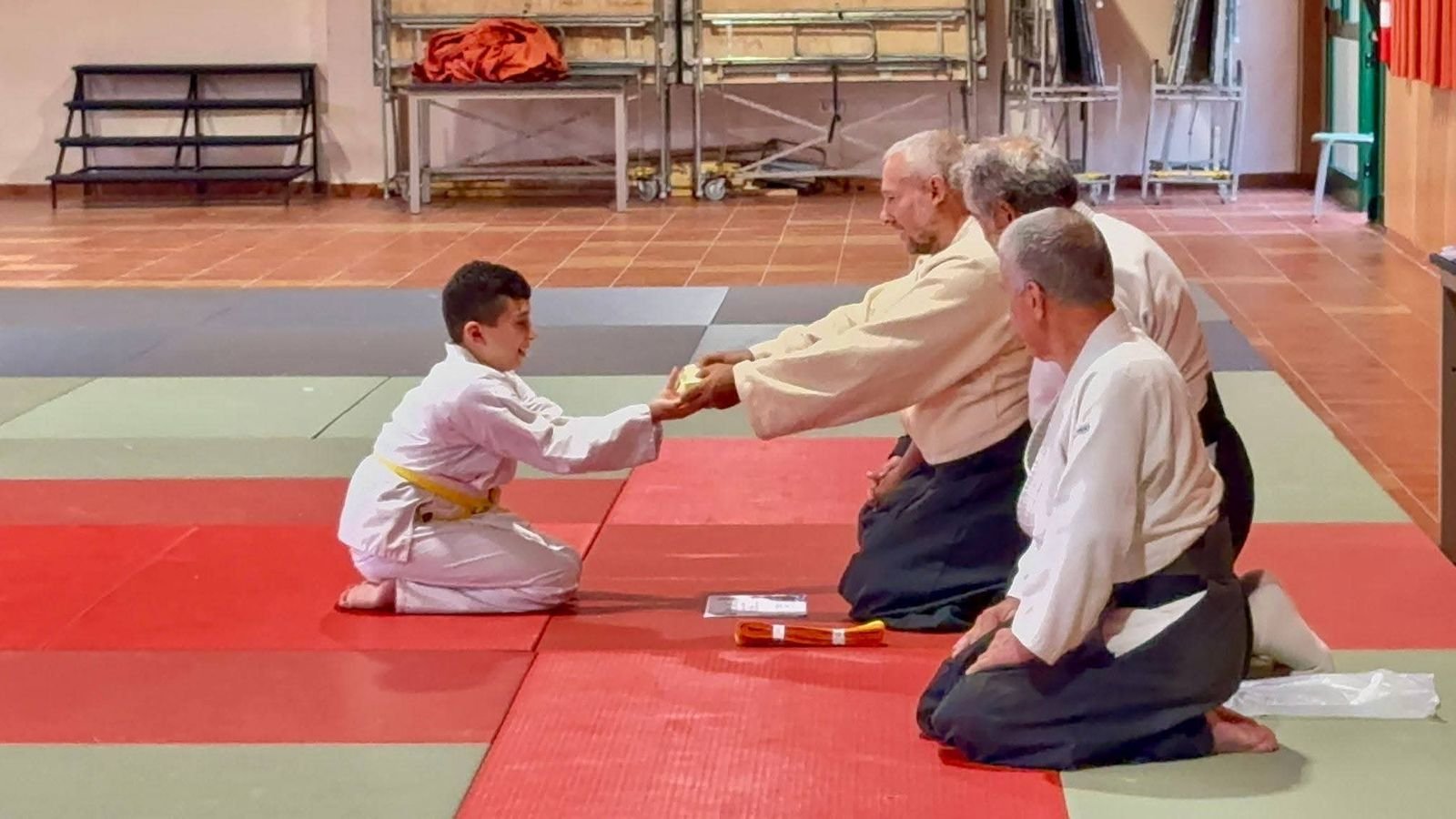 Niño de Kaika Dojo recibiendo su nuevo cinturón