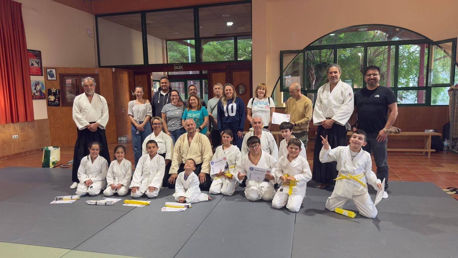 Niños del grupo infantil de Kaika Dojo con sus profesores y familias tras el examen