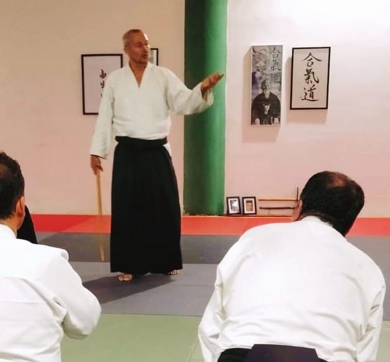 Jorge Martín González enseñando una clase de Aikido con jo en Kaika Dojo