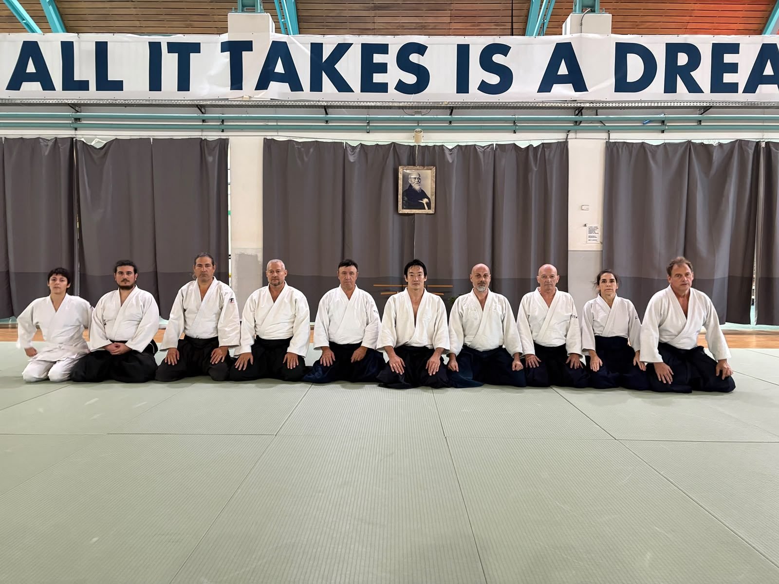 Instructores de Kaika Dojo en seiza junto a Suzuki Shihan, 6º Dan Aikikai, en el curso de Milán 2026