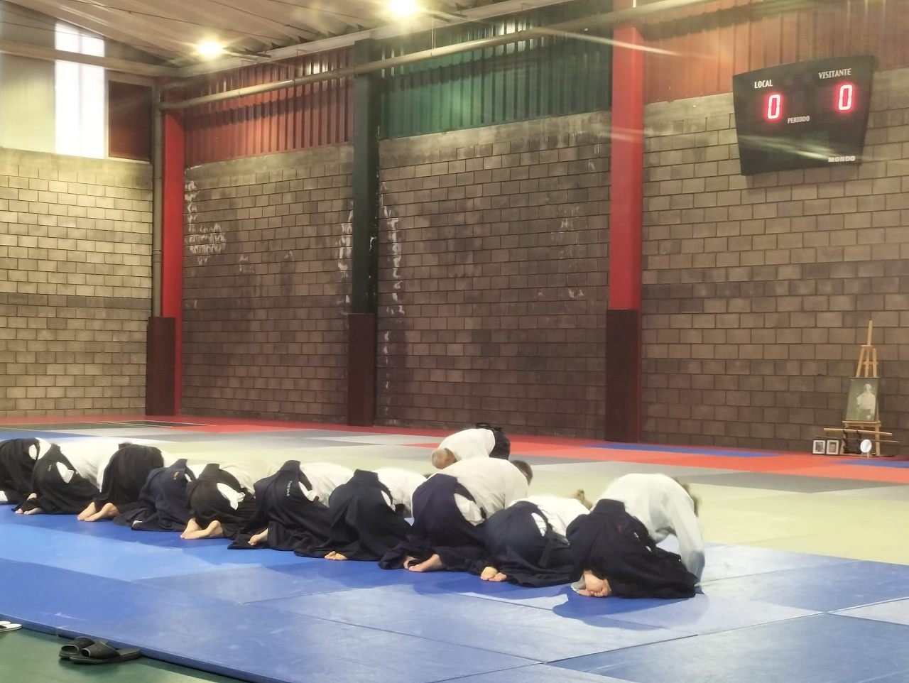 Alumnos de Kaika Dojo haciendo la reverencia tradicional (rei) al inicio de la clase