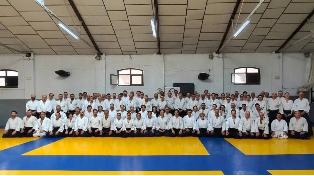 Foto de grupo de todos los participantes en un seminario de Aikido