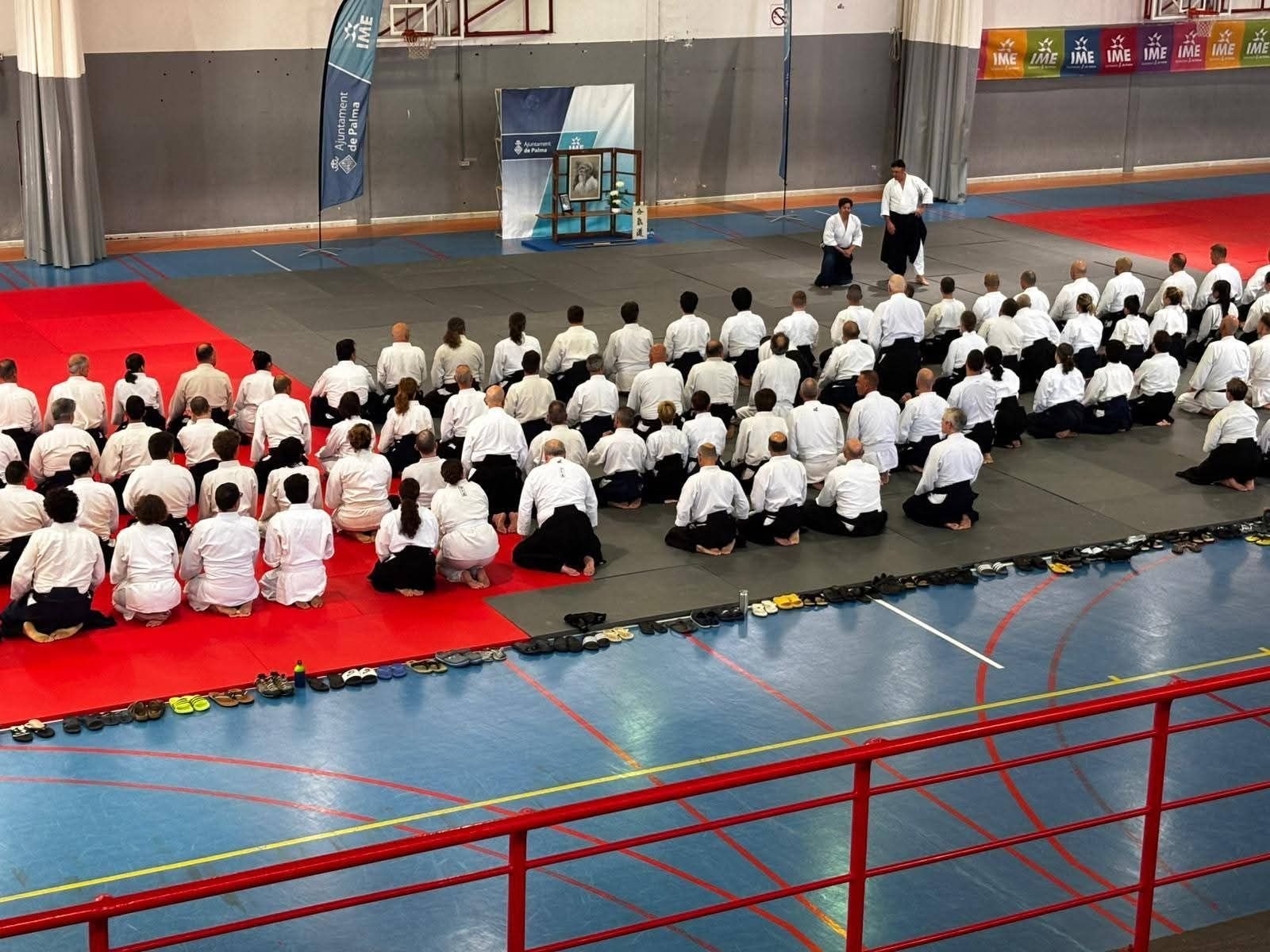Más de cien aikidokas en seiza durante el seminario de Palma de Mallorca