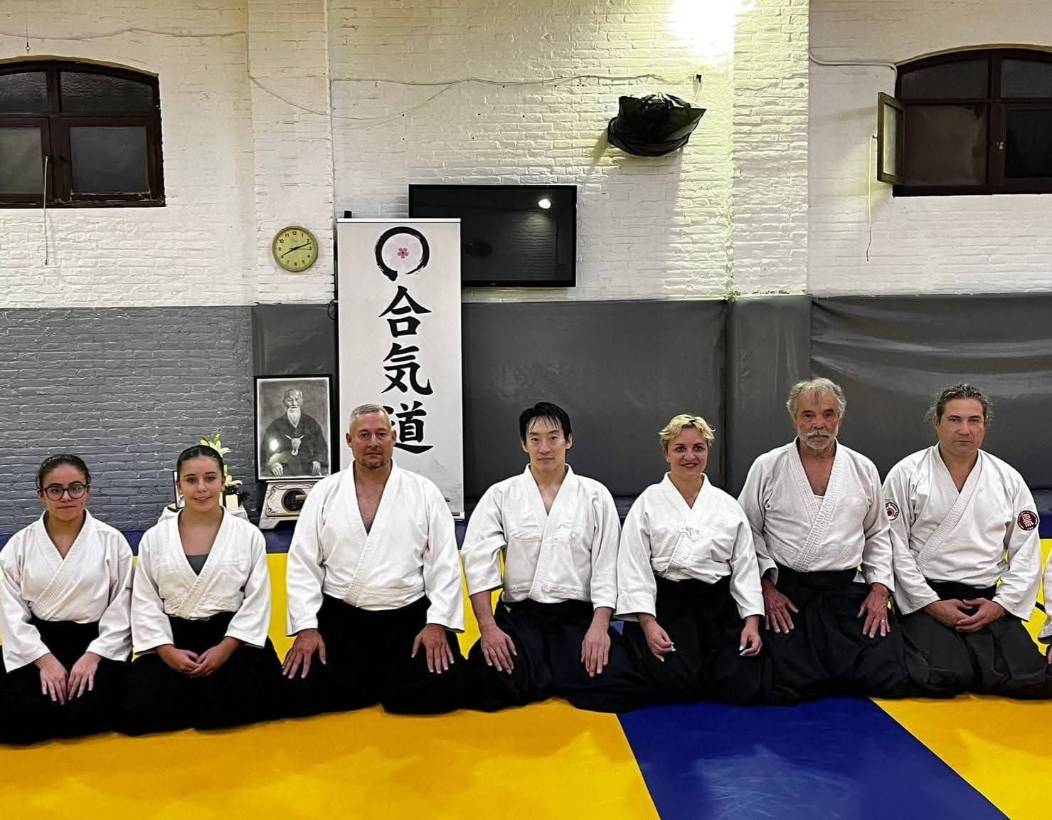 Aikidokas de Kaika Dojo sentados en seiza durante un seminario