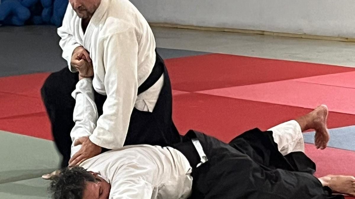 Práctica de una técnica de control de Aikido sobre el tatami en Kaika Dojo