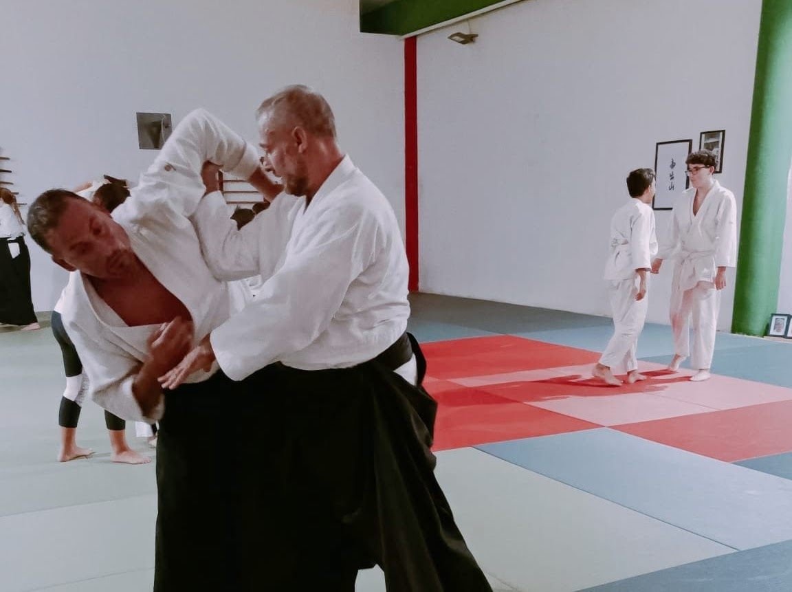 Práctica dinámica de una técnica de Aikido en Kaika Dojo