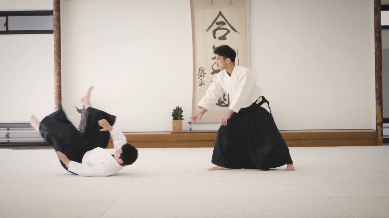 Práctica de una técnica de proyección de Aikido